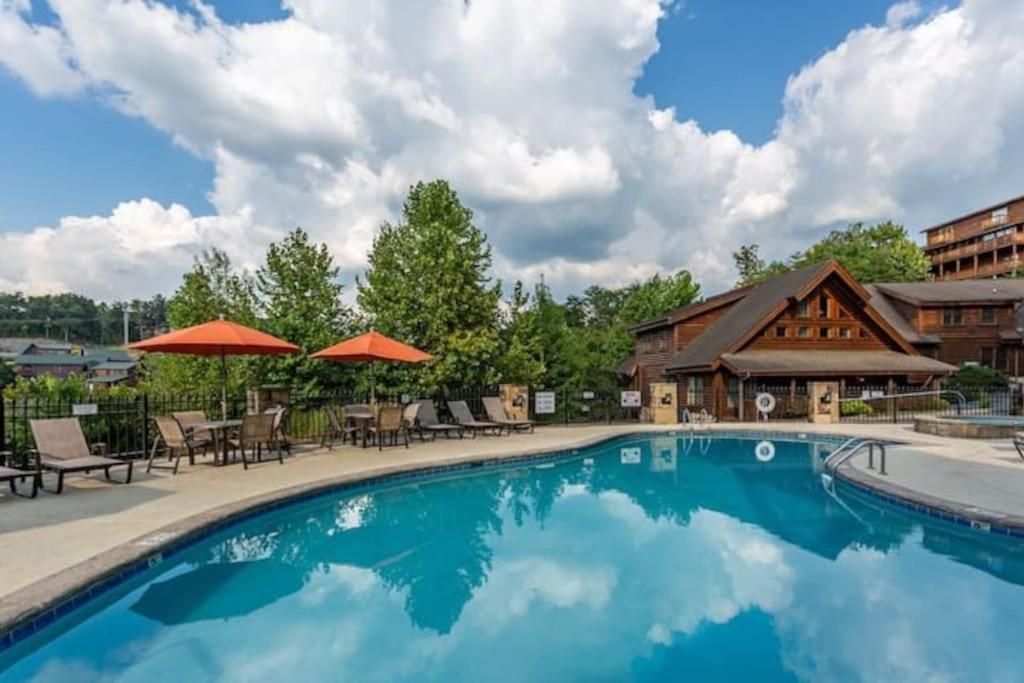 2 Miles From Dollywood Family Resort With Seasonal Outdoor Swimming Pool, Year Around Heated Indoor Swimming Pool, Townhome Style Cabin, Private Hot Tub, Arcade, Tv, Wifi, Kitchen With Refrigerator, Washer And Dryer Пиджен-Фордж Экстерьер фото